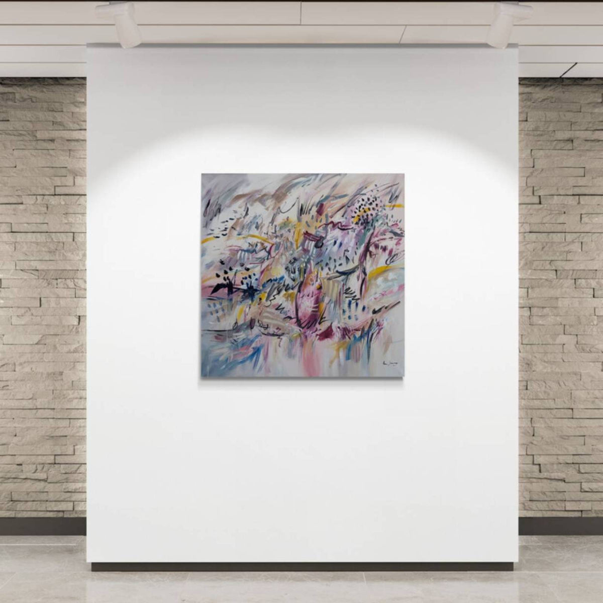 Un vent fort large abstract painting displayed in a contemporary gallery